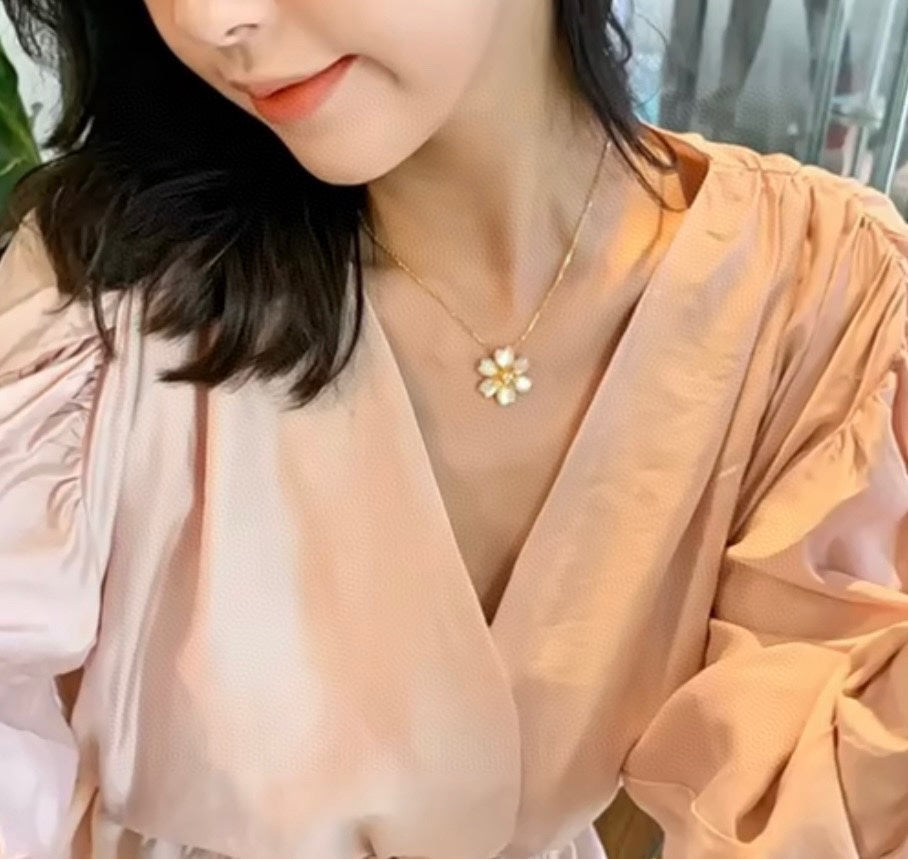 Rose de No?l 18K Gold Necklace